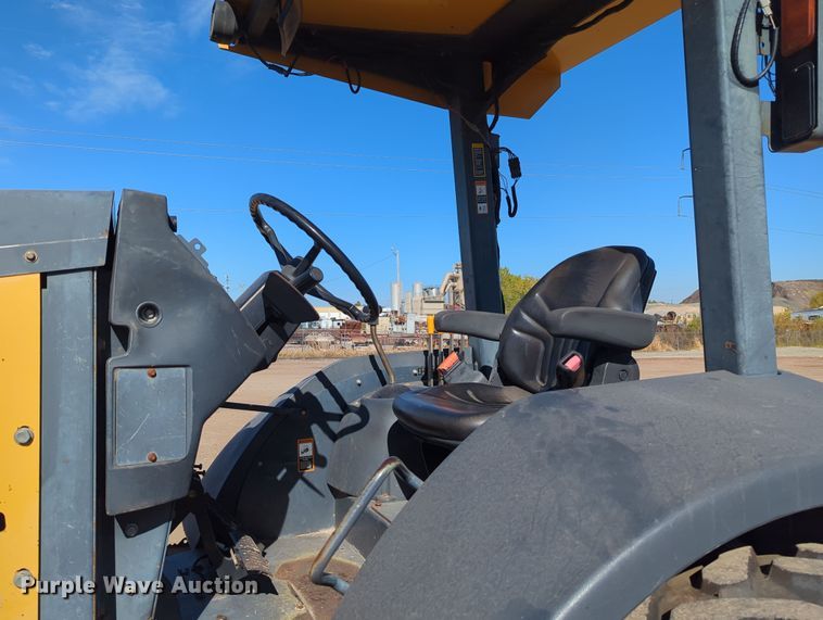 image for item OL9167 2010 John Deere 210LJ  landscape tractor