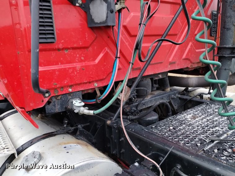 image for item DK8899 2011 International ProStar 122  semi truck