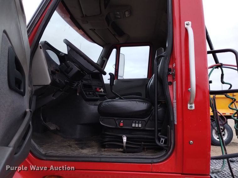 image for item DK8899 2011 International ProStar 122  semi truck