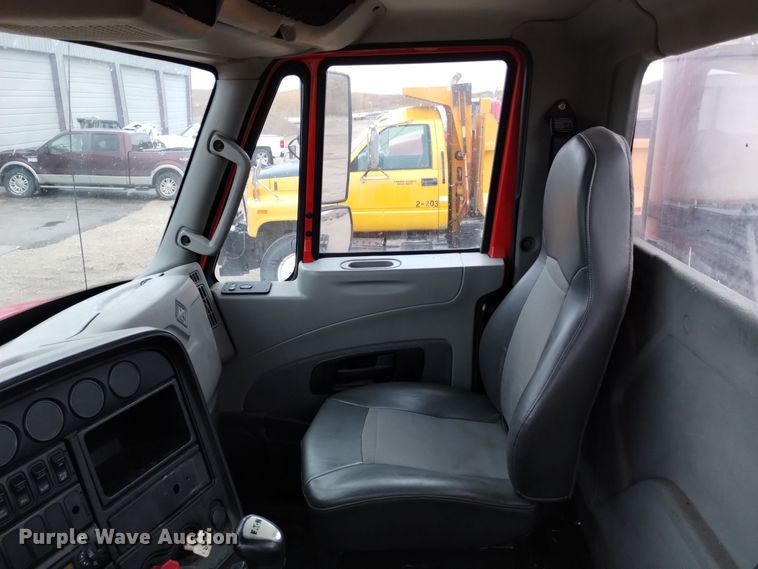 image for item DK8899 2011 International ProStar 122  semi truck