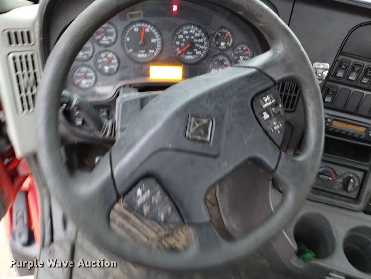 image for item DK8899 2011 International ProStar 122  semi truck