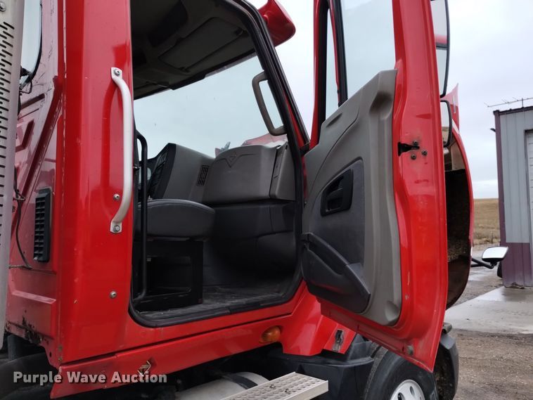 image for item DK8899 2011 International ProStar 122  semi truck