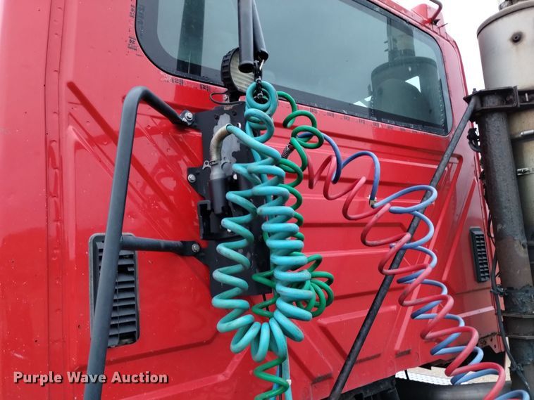 image for item DK8900 2011 International ProStar 122  semi truck