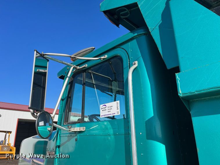 image for item DP2137 1987 International F9379-6x4  dump truck