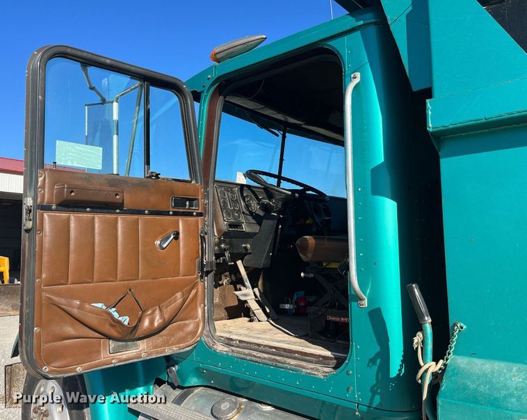 image for item DP2137 1987 International F9379-6x4  dump truck