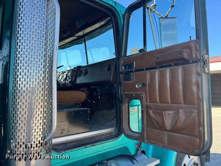 image for item DP2137 1987 International F9379-6x4  dump truck