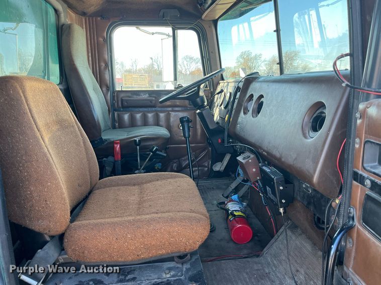 image for item DP2137 1987 International F9379-6x4  dump truck