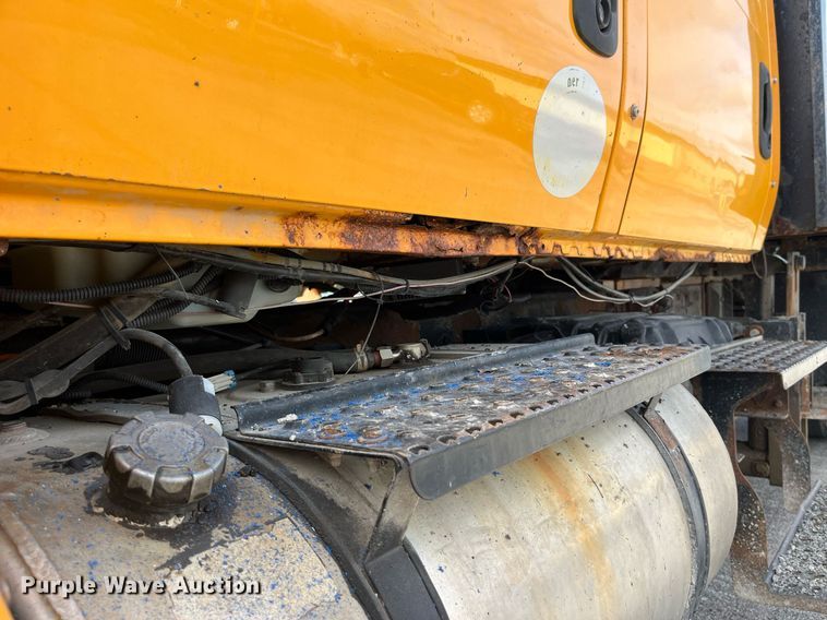 image for item DP2139 2006 International 7400  dump flatbed truck