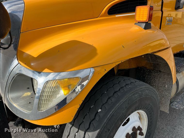 image for item DP2139 2006 International 7400  dump flatbed truck