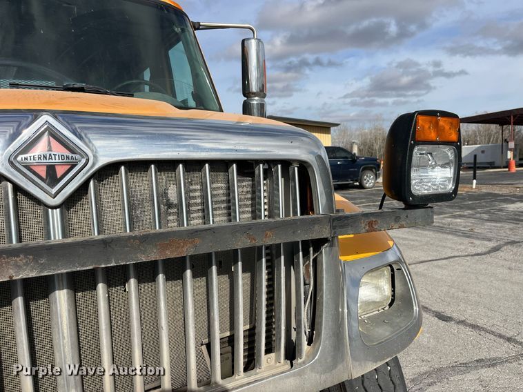 image for item DP2139 2006 International 7400  dump flatbed truck