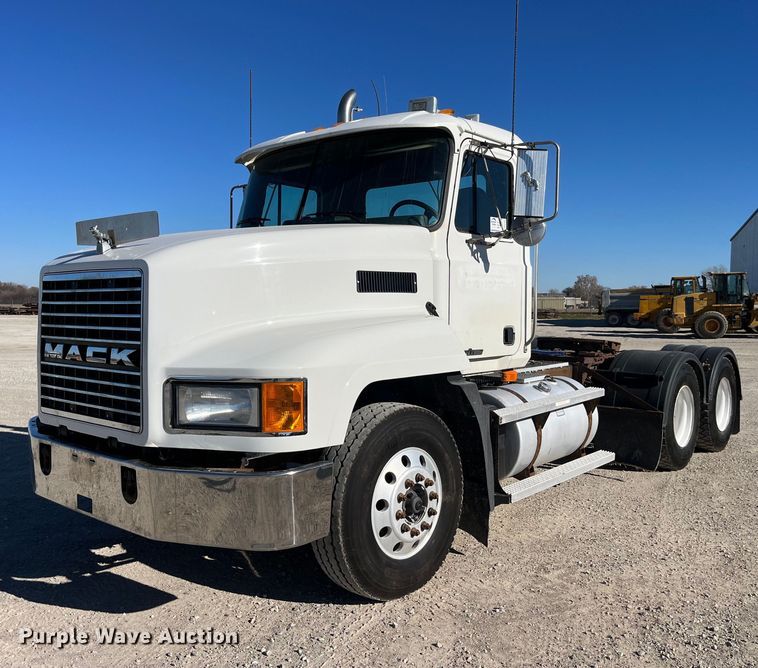 image for item DP2141 2000 Mack CH613  semi truck