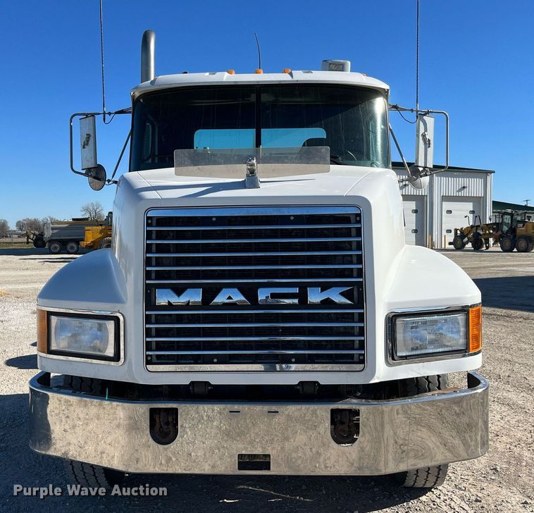 image for item DP2141 2000 Mack CH613  semi truck