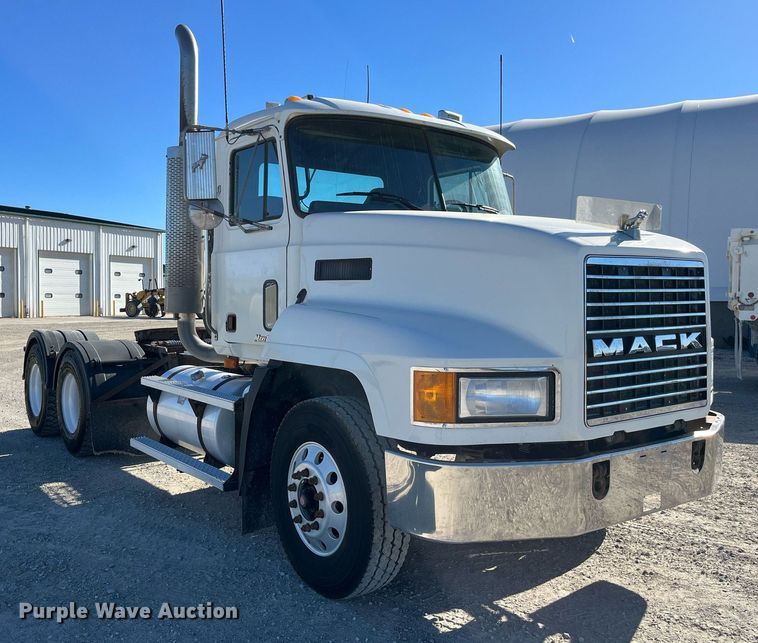 image for item DP2141 2000 Mack CH613  semi truck