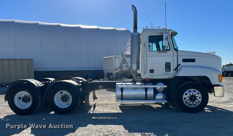 image for item DP2141 2000 Mack CH613  semi truck