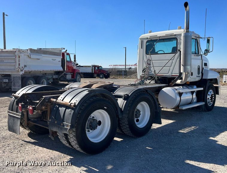 image for item DP2141 2000 Mack CH613  semi truck