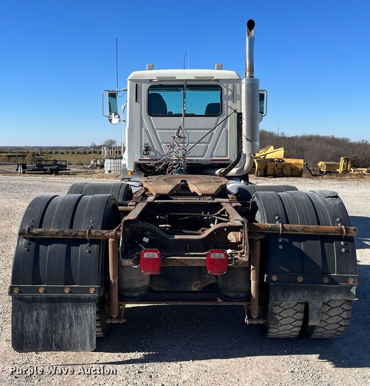 image for item DP2141 2000 Mack CH613  semi truck