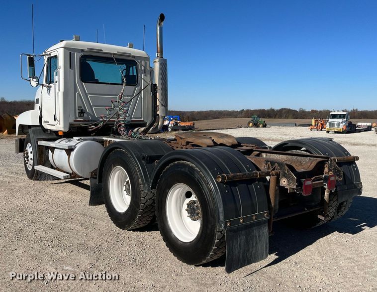 image for item DP2141 2000 Mack CH613  semi truck