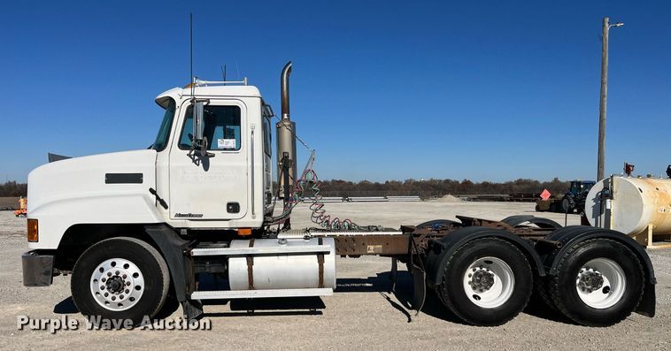 image for item DP2141 2000 Mack CH613  semi truck