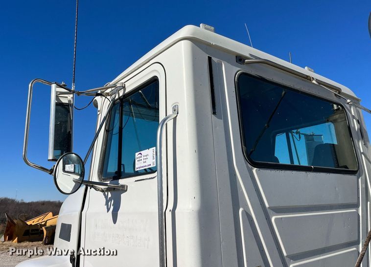 image for item DP2141 2000 Mack CH613  semi truck