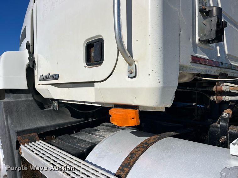 image for item DP2141 2000 Mack CH613  semi truck