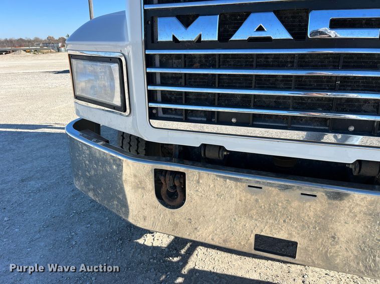 image for item DP2141 2000 Mack CH613  semi truck