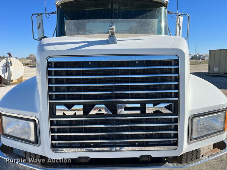 image for item DP2141 2000 Mack CH613  semi truck