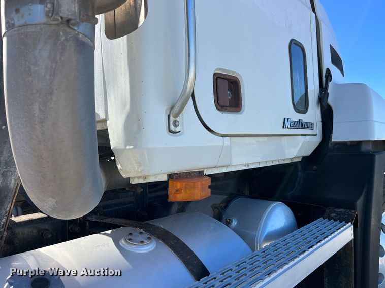 image for item DP2141 2000 Mack CH613  semi truck