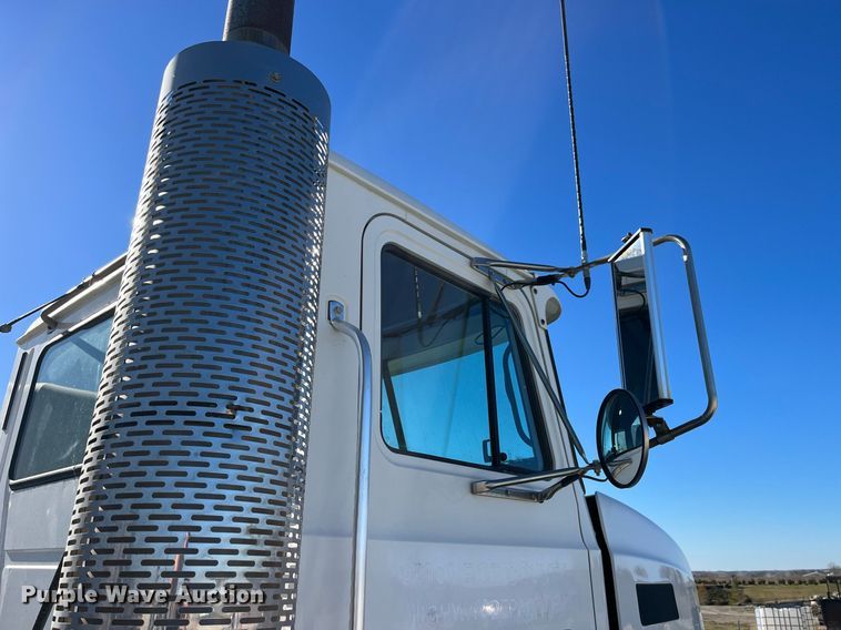 image for item DP2141 2000 Mack CH613  semi truck