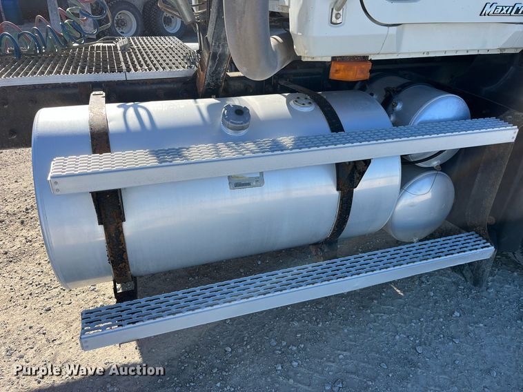 image for item DP2141 2000 Mack CH613  semi truck