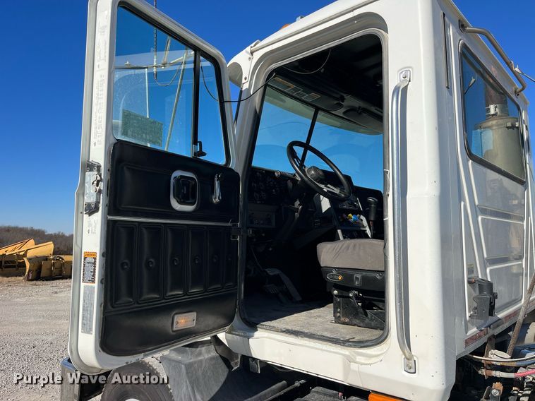 image for item DP2141 2000 Mack CH613  semi truck