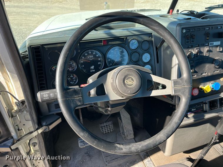 image for item DP2141 2000 Mack CH613  semi truck