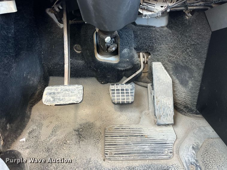 image for item DP2141 2000 Mack CH613  semi truck