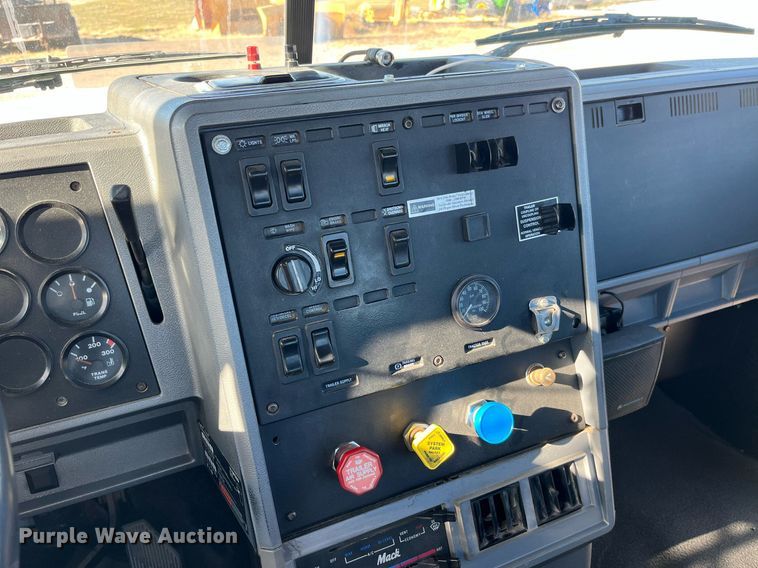 image for item DP2141 2000 Mack CH613  semi truck