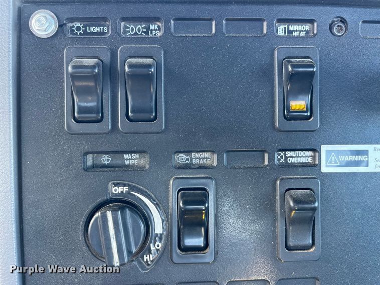 image for item DP2141 2000 Mack CH613  semi truck