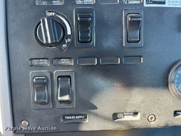 image for item DP2141 2000 Mack CH613  semi truck