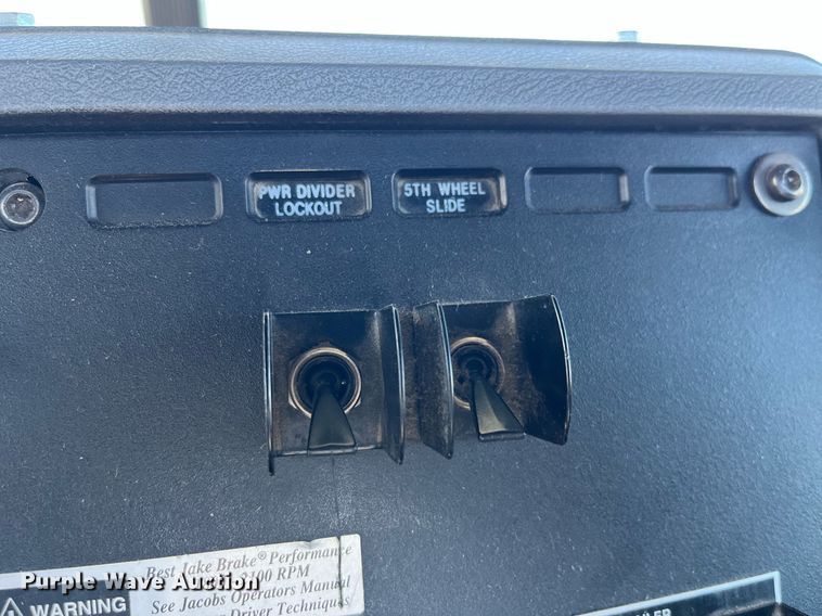 image for item DP2141 2000 Mack CH613  semi truck