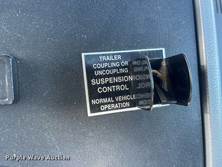 image for item DP2141 2000 Mack CH613  semi truck