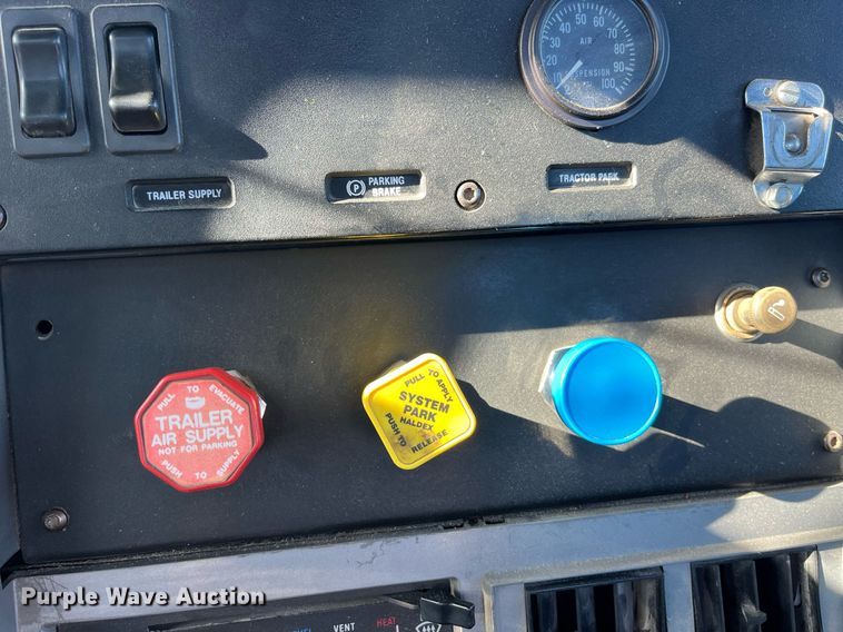 image for item DP2141 2000 Mack CH613  semi truck