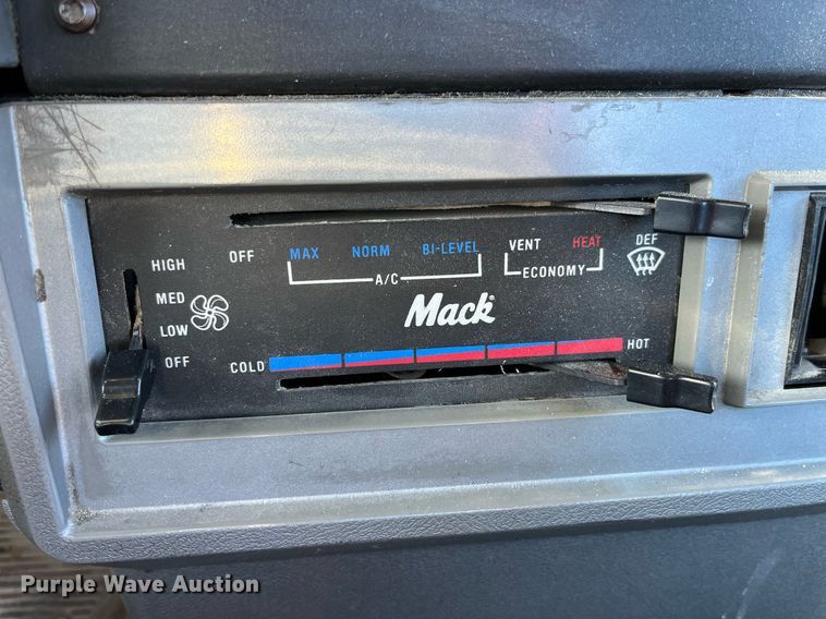 image for item DP2141 2000 Mack CH613  semi truck