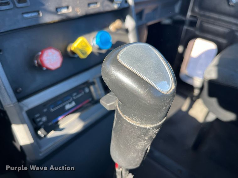 image for item DP2141 2000 Mack CH613  semi truck