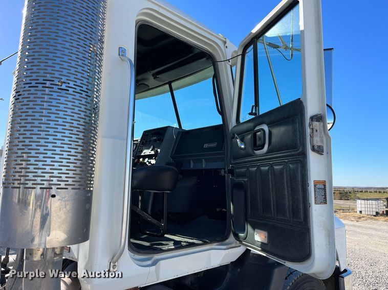 image for item DP2141 2000 Mack CH613  semi truck