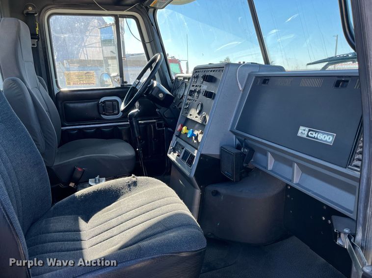 image for item DP2141 2000 Mack CH613  semi truck