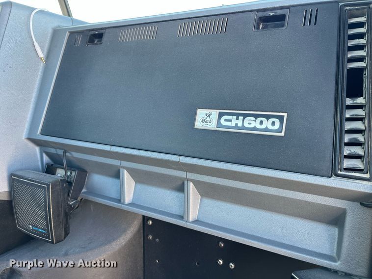 image for item DP2141 2000 Mack CH613  semi truck