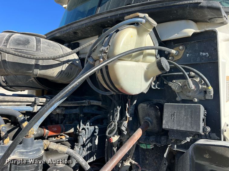 image for item DP2141 2000 Mack CH613  semi truck