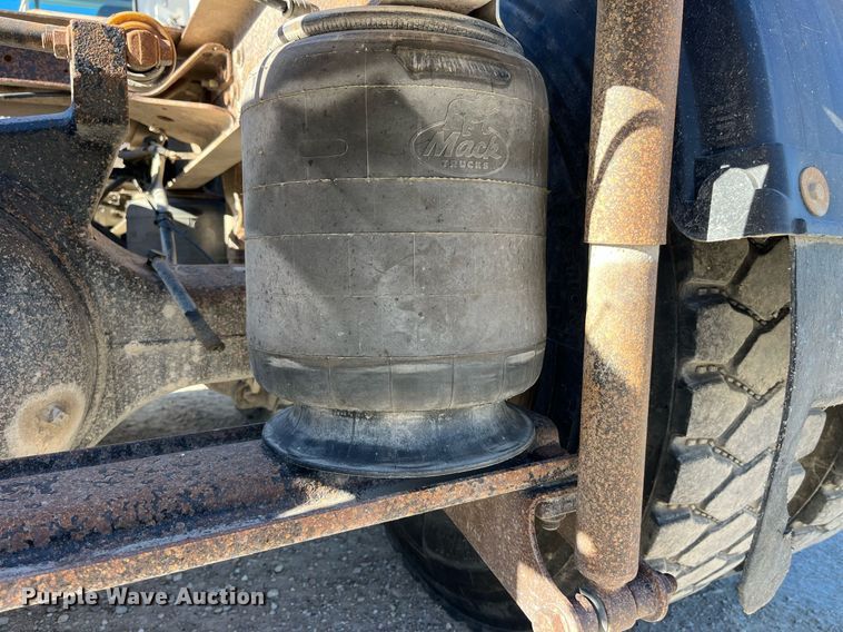 image for item DP2141 2000 Mack CH613  semi truck