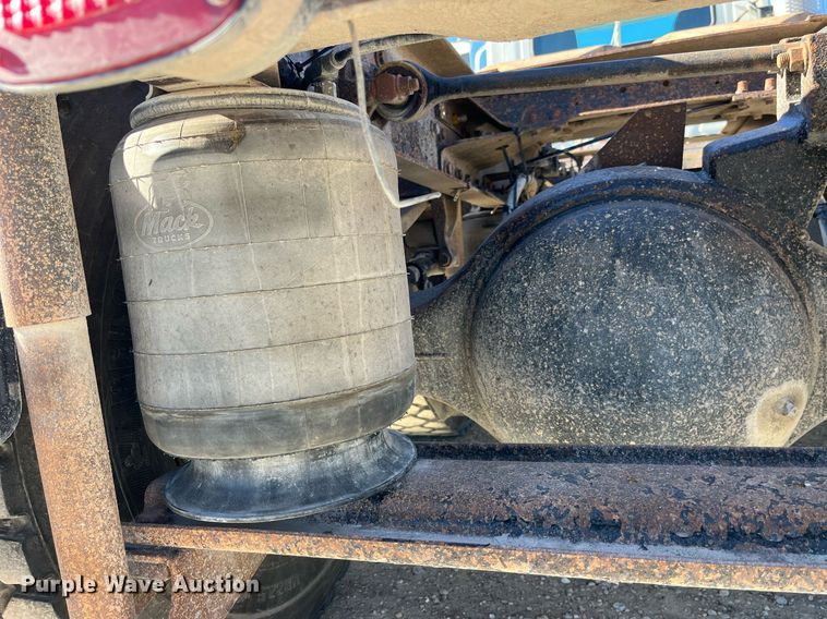 image for item DP2141 2000 Mack CH613  semi truck