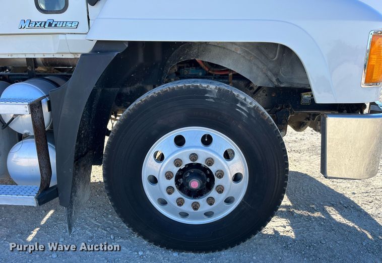 image for item DP2141 2000 Mack CH613  semi truck