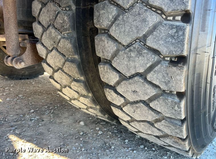 image for item DP2141 2000 Mack CH613  semi truck