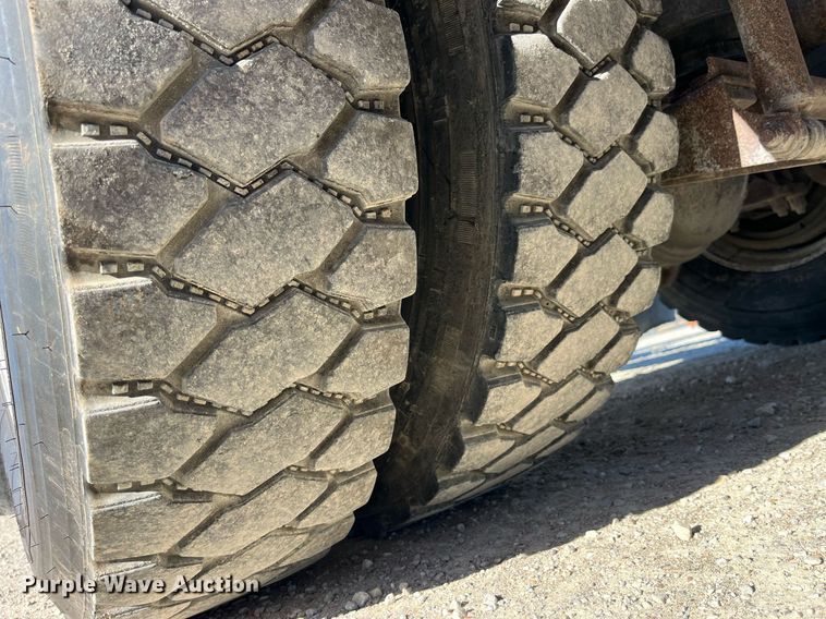 image for item DP2141 2000 Mack CH613  semi truck