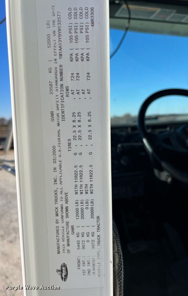 image for item DP2141 2000 Mack CH613  semi truck